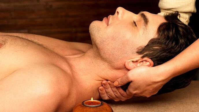 Massage des points érogènes masculins aux huiles essentielles