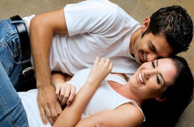 Un homme s'excite en touchant une fille