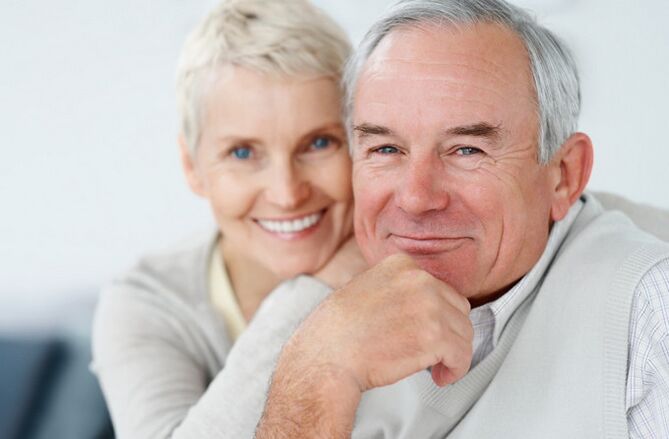 femme et homme de plus de 60 ans avec une puissance accrue photo 2