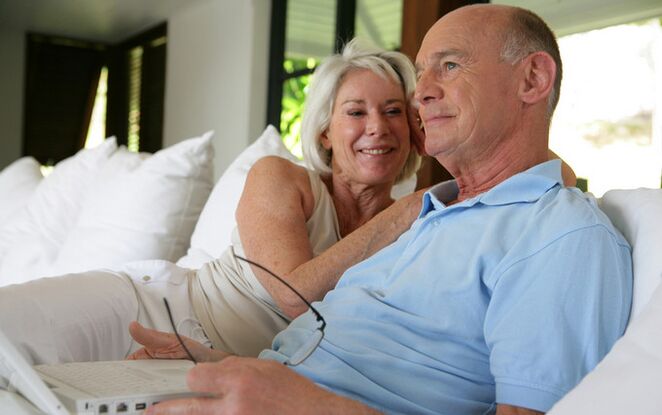 femme et homme de plus de 60 ans avec une puissance accrue photo 3