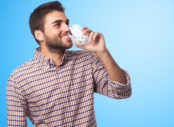 un homme boit une boisson qui affecte la puissance